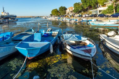 SOZOPOL, BULGARIA - 29 Ağustos 2020: Bulgaristan 'ın Burgaz Bölgesi Sozopol limanında İnanılmaz Günbatımı