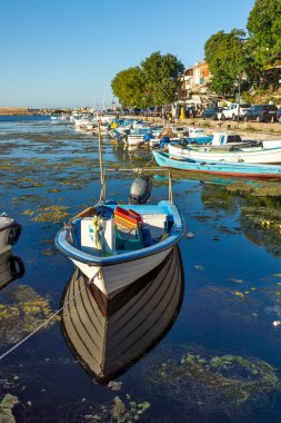 SOZOPOL, BULGARIA - 29 Ağustos 2020: Bulgaristan 'ın Burgaz Bölgesi Sozopol limanında İnanılmaz Günbatımı