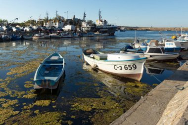 SOZOPOL, BULGARIA - 29 Ağustos 2020: Bulgaristan 'ın Burgaz Bölgesi Sozopol limanında İnanılmaz Günbatımı