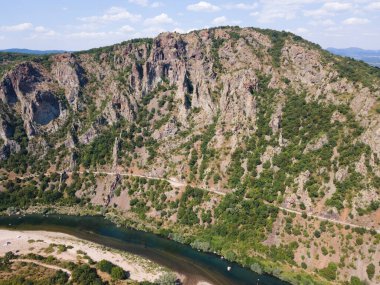 Bulgaristan 'ın Arda Nehri kıvrımlı ve Fildişi Reservoir kentinin hava manzarası