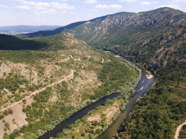 Bulgaristan 'ın Arda Nehri kıvrımlı ve Fildişi Reservoir kentinin hava manzarası