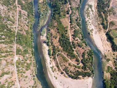 Bulgaristan 'ın Arda Nehri kıvrımlı ve Fildişi Reservoir kentinin hava manzarası