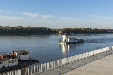 RUSE, BULGARIA - NOVEMBER 2, 2020: Bulgaristan 'ın Ruse kentinin merkezindeki Costal Caddesi Panoraması