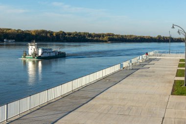 RUSE, BULGARIA - NOVEMBER 2, 2020: Bulgaristan 'ın Ruse kentinin merkezindeki Costal Caddesi Panoraması