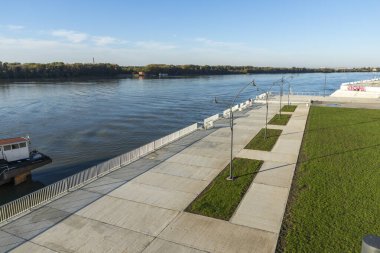 RUSE, BULGARIA - NOVEMBER 2, 2020: Bulgaristan 'ın Ruse kentinin merkezindeki Costal Caddesi Panoraması