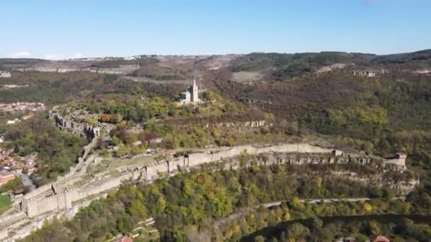 Vista Aérea Las Ruinas Capital Del Segundo Imperio Búlgaro Fortaleza — Vídeos de Stock