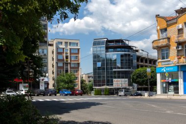 KARDZHALI, BULGARIA - 19 Temmuz 2020: Bulgaristan 'ın Kardzhali kentinin merkezindeki tipik bina ve sokak