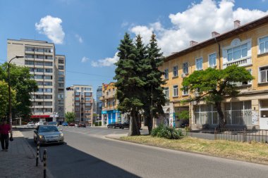 KARDZHALI, BULGARIA - 19 Temmuz 2020: Bulgaristan 'ın Kardzhali kentinin merkezindeki tipik bina ve sokak