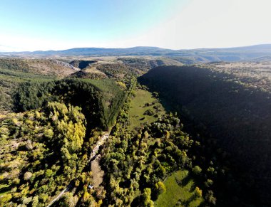 Nishava nehri boğazının havadan sonbahar manzarası, Balkan Dağları, Bulgaristan