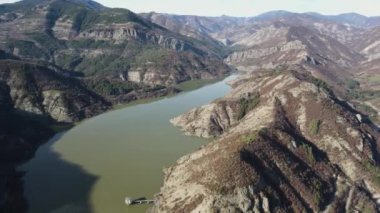 Bulgaristan 'ın Rodop Dağları' ndaki Borovitsa rezervuarının şaşırtıcı hava manzarası