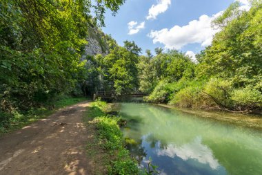 Bulgaristan 'ın Altın Panega Nehri boyunca Iskar Panega Geopark ile manzara