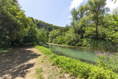 Bulgaristan 'ın Altın Panega Nehri boyunca Iskar Panega Geopark ile manzara