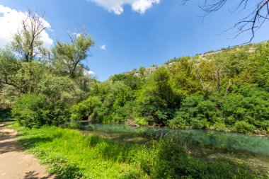 Bulgaristan 'ın Altın Panega Nehri boyunca Iskar Panega Geopark ile manzara