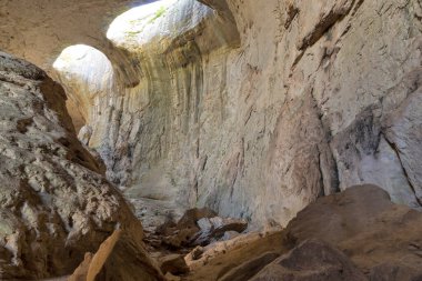 Bulgaristan 'ın Lovech bölgesindeki Karlukovo köyü yakınlarında Tanrı' nın Gözleri olarak bilinen Prohodna mağarası
