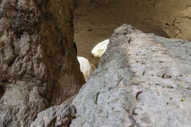 Bulgaristan 'ın Lovech bölgesindeki Karlukovo köyü yakınlarında Tanrı' nın Gözleri olarak bilinen Prohodna mağarası