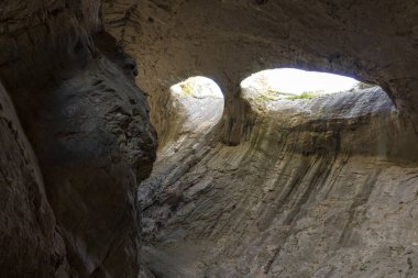 Bulgaristan 'ın Lovech bölgesindeki Karlukovo köyü yakınlarında Tanrı' nın Gözleri olarak bilinen Prohodna mağarası