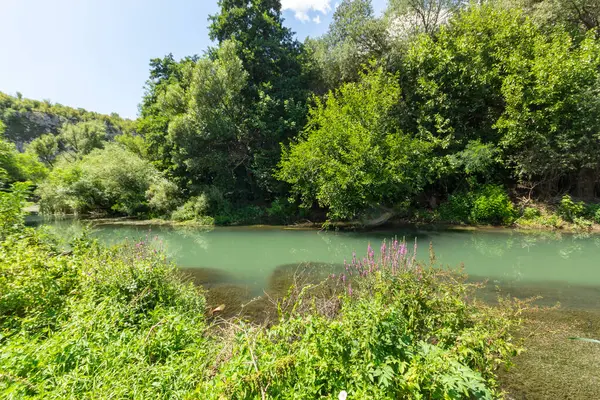 Bulgaristan 'ın Altın Panega Nehri boyunca Iskar Panega Geopark ile manzara