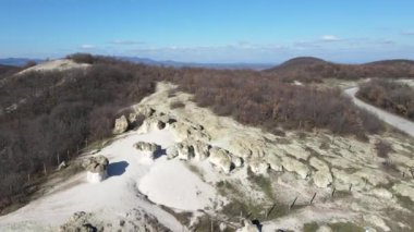 Bulgaristan 'ın Kardzhali bölgesindeki Beli plast köyü yakınlarındaki Taş Mantarları Kaya oluşumunun hava görüntüsü