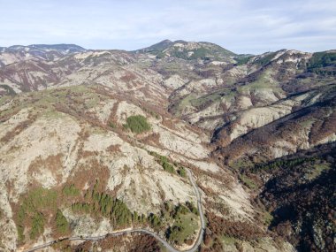 Bulgaristan 'ın Borovitsa Barajı yakınlarındaki Rodop Dağları' nın şaşırtıcı hava manzarası