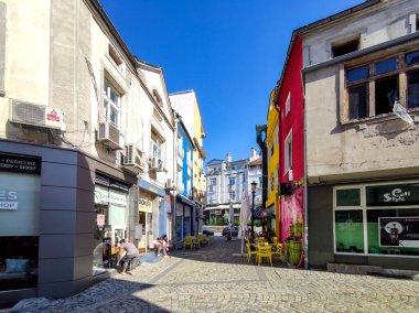 PLOVDIV, BULGARIA - 20 Temmuz 2020: Bulgaristan 'ın Plovdiv kentindeki yaya caddesinde ve evlerde