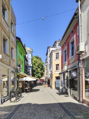 PLOVDIV, BULGARIA - 20 Temmuz 2020: Bulgaristan 'ın Plovdiv kentindeki yaya caddesinde ve evlerde