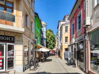 PLOVDIV, BULGARIA - 20 Temmuz 2020: Bulgaristan 'ın Plovdiv kentindeki yaya caddesinde ve evlerde