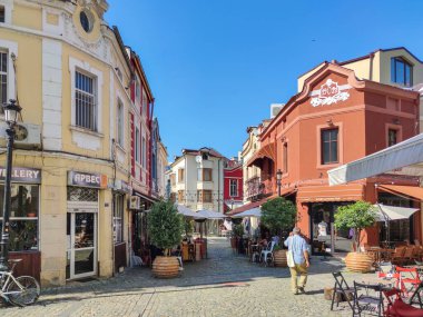 PLOVDIV, BULGARIA - 20 Temmuz 2020: Bulgaristan 'ın Plovdiv kentindeki yaya caddesinde ve evlerde