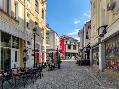 PLOVDIV, BULGARIA - 20 Temmuz 2020: Bulgaristan 'ın Plovdiv kentindeki yaya caddesinde ve evlerde