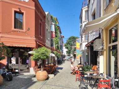 PLOVDIV, BULGARIA - 20 Temmuz 2020: Bulgaristan 'ın Plovdiv kentindeki yaya caddesinde ve evlerde