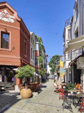 PLOVDIV, BULGARIA - 20 Temmuz 2020: Bulgaristan 'ın Plovdiv kentindeki yaya caddesinde ve evlerde