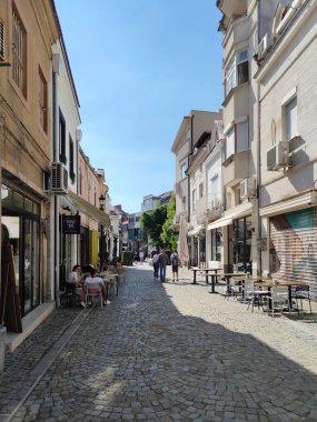 PLOVDIV, BULGARIA - 20 Temmuz 2020: Bulgaristan 'ın Plovdiv kentindeki yaya caddesinde ve evlerde