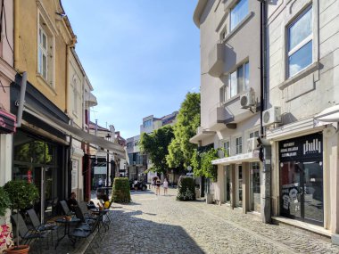 PLOVDIV, BULGARIA - 20 Temmuz 2020: Bulgaristan 'ın Plovdiv kentindeki yaya caddesinde ve evlerde
