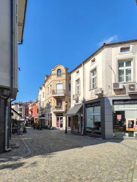 PLOVDIV, BULGARIA - 20 Temmuz 2020: Bulgaristan 'ın Plovdiv kentindeki yaya caddesinde ve evlerde