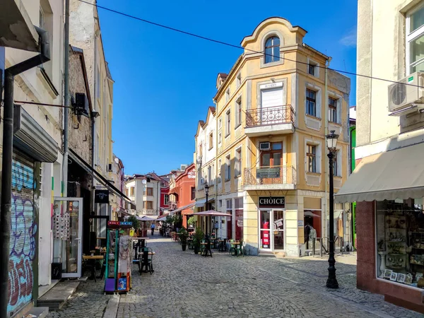 PLOVDIV, BULGARIA - 20 Temmuz 2020: Bulgaristan 'ın Plovdiv kentindeki yaya caddesinde ve evlerde