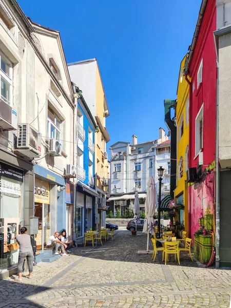 PLOVDIV, BULGARIA - 20 Temmuz 2020: Bulgaristan 'ın Plovdiv kentindeki yaya caddesinde ve evlerde