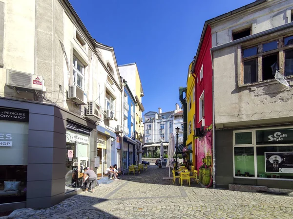 PLOVDIV, BULGARIA - 20 Temmuz 2020: Bulgaristan 'ın Plovdiv kentindeki yaya caddesinde ve evlerde
