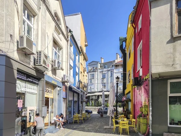PLOVDIV, BULGARIA - 20 Temmuz 2020: Bulgaristan 'ın Plovdiv kentindeki yaya caddesinde ve evlerde