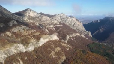 Balkan Dağları ve Vratsata Geçidi 'nin İnanılmaz Sonbahar Manzarası, Bulgaristan