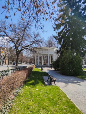 HISARYA, BULGARIA - 26 Aralık 2018: Bulgaristan 'ın Filibe Bölgesi' ndeki Hisarya kasabasında Roma kolonlarının altında maden suyu ile çeşme