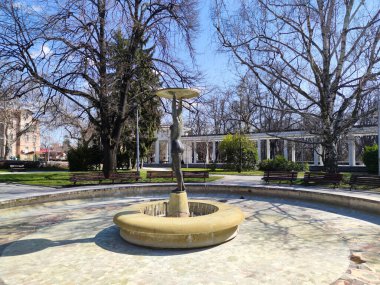 HISARYA, BULGARIA - 26 Aralık 2018: Bulgaristan 'ın Filibe Bölgesi' ndeki Hisarya kasabasında Roma kolonlarının altında maden suyu ile çeşme