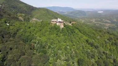 Bulgaristan 'ın Saint George, Lovech bölgesindeki Ortaçağ Glozhene Manastırı' nın hava manzarası