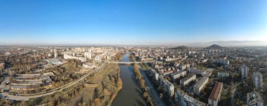 Bulgaristan 'ın Filibe kenti Maritsa nehri ve panoramasının şaşırtıcı hava manzarası