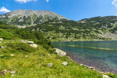 Bulgaristan 'ın Pirin Dağı' ndaki Balık Banderitsa gölünün muhteşem manzarası