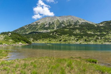 Bulgaristan 'ın Pirin Dağı' ndaki Balık Banderitsa gölünün muhteşem manzarası