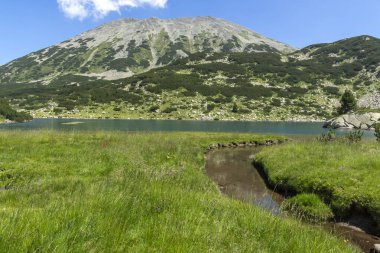 Bulgaristan 'ın Pirin Dağı' ndaki Balık Banderitsa gölünün muhteşem manzarası