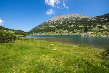 Bulgaristan 'ın Pirin Dağı' ndaki Balık Banderitsa gölünün muhteşem manzarası
