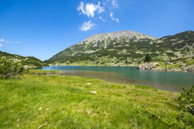 Bulgaristan 'ın Pirin Dağı' ndaki Balık Banderitsa gölünün muhteşem manzarası