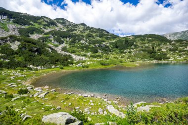 Bulgaristan 'ın Pirin Dağı' ndaki Balık Banderitsa gölünün muhteşem manzarası