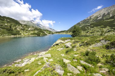 Bulgaristan 'ın Pirin Dağı' ndaki Balık Banderitsa gölünün muhteşem manzarası
