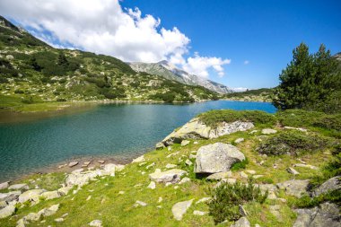 Bulgaristan 'ın Pirin Dağı' ndaki Balık Banderitsa gölünün muhteşem manzarası